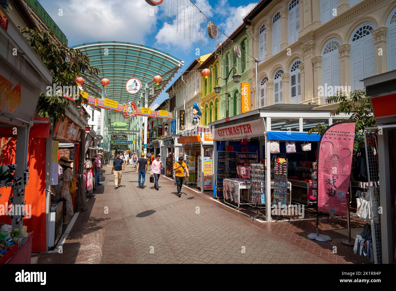 Les gens du coin et les touristes font du shopping dans les stands de rue de Pagoda Street, Chinatown Singapour Banque D'Images