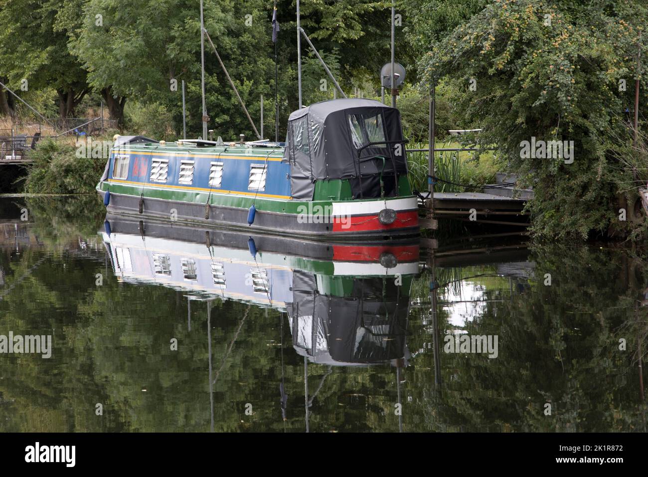 Bateau étroit amarré sur la rivière Avon Warwickshire Royaume-Uni Banque D'Images
