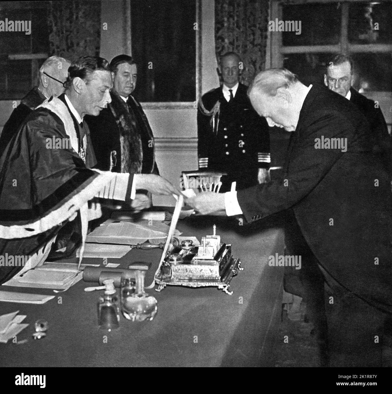 Winston Churchill recevant la «liberté de la compagnie de Shipwrights de HM King George VL. 1945 Banque D'Images