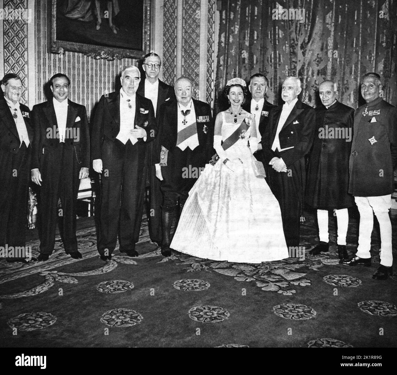 Churchill avec H.M. la Reine et les premiers ministres du Dominion (L-R) G.Huggins, M.Ali, R. Menzies, C.Swart, S.Holland, L. Laurent, J. Kotelawala. 1955. Banque D'Images