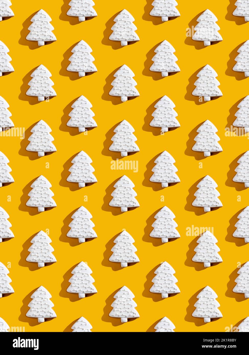 Motif sapin de Noël blanc. Arrière-plan orange transparent. Décoration art festif. Symbole des vacances d'hiver. Résumé créatif symétrique arrangeme Banque D'Images