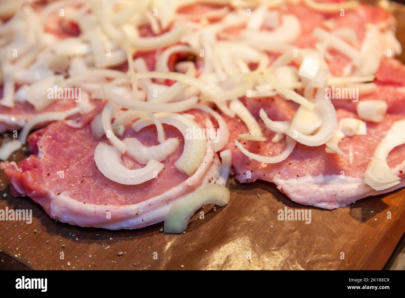 Côtelette de porc, filet de porc cru, tranché, arrosé d
