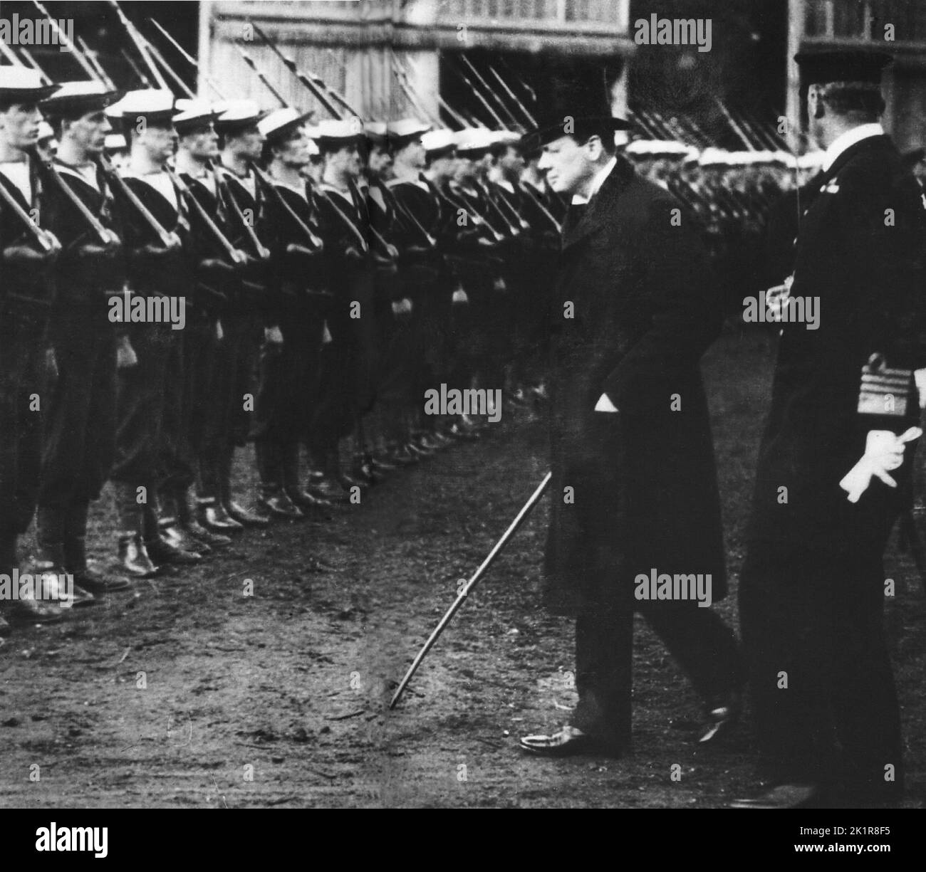 Winston Churchill inspecte une garde navale d'honneur. Portsmouth 1908 Banque D'Images
