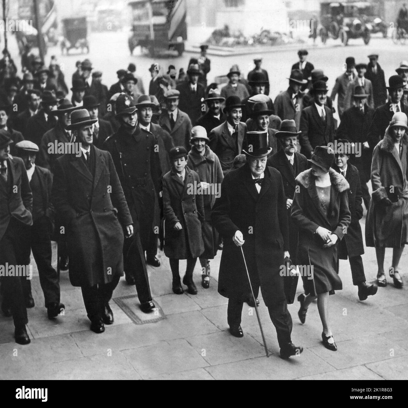 Winston Churchill, chancelier de l'Échiquier, fait son chemin au Parlement pour faire son discours sur le budget.1927. Banque D'Images