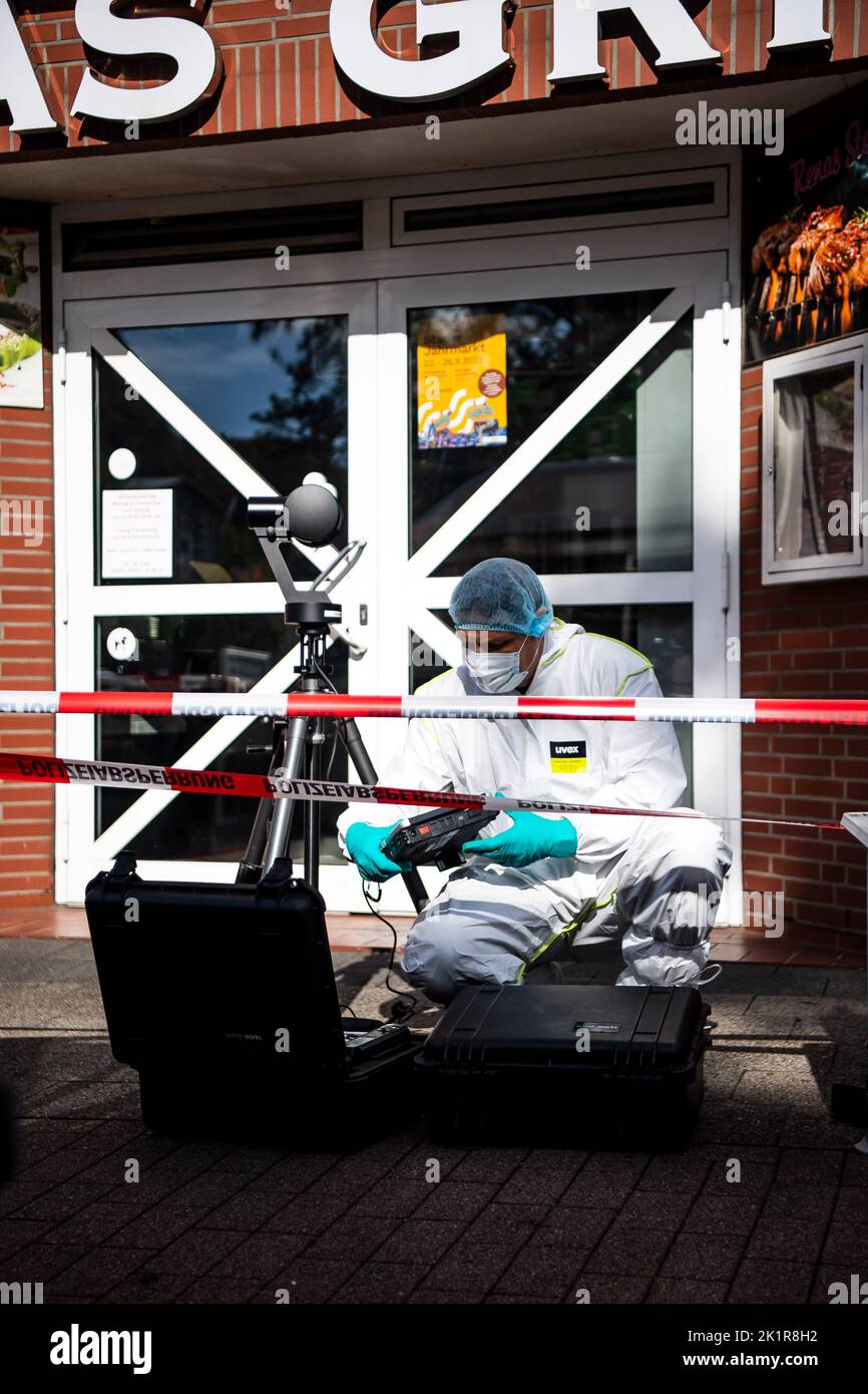 Stade, Allemagne. 20th septembre 2022. Les forces de police sont à la recherche de preuves sur les lieux d'un homicide dans un restaurant du centre-ville de Stade. Un homme de 23 ans a été mortellement blessé par des coups de feu devant le restaurant. La police a trouvé lundi soir l'homme de 23 ans grièvement blessé par balle. Il a été remis en suspension mais est décédé peu de temps plus tard. À l'extérieur d'une maison à proximité, il y a eu une autre altercation entre trois hommes peu après. Au cours de ce processus, un homme de 28 ans a été grièvement blessé à la tête et un homme de 39 ans a été blessé par balle. Credit: Sina Schuldt/dpa/Alay Live News Banque D'Images
