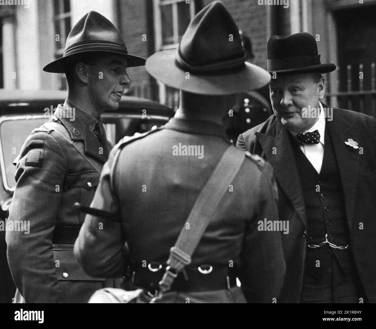 Winston Churchill accueille deux soldats néo-zélandais . Juin 1940 Banque D'Images