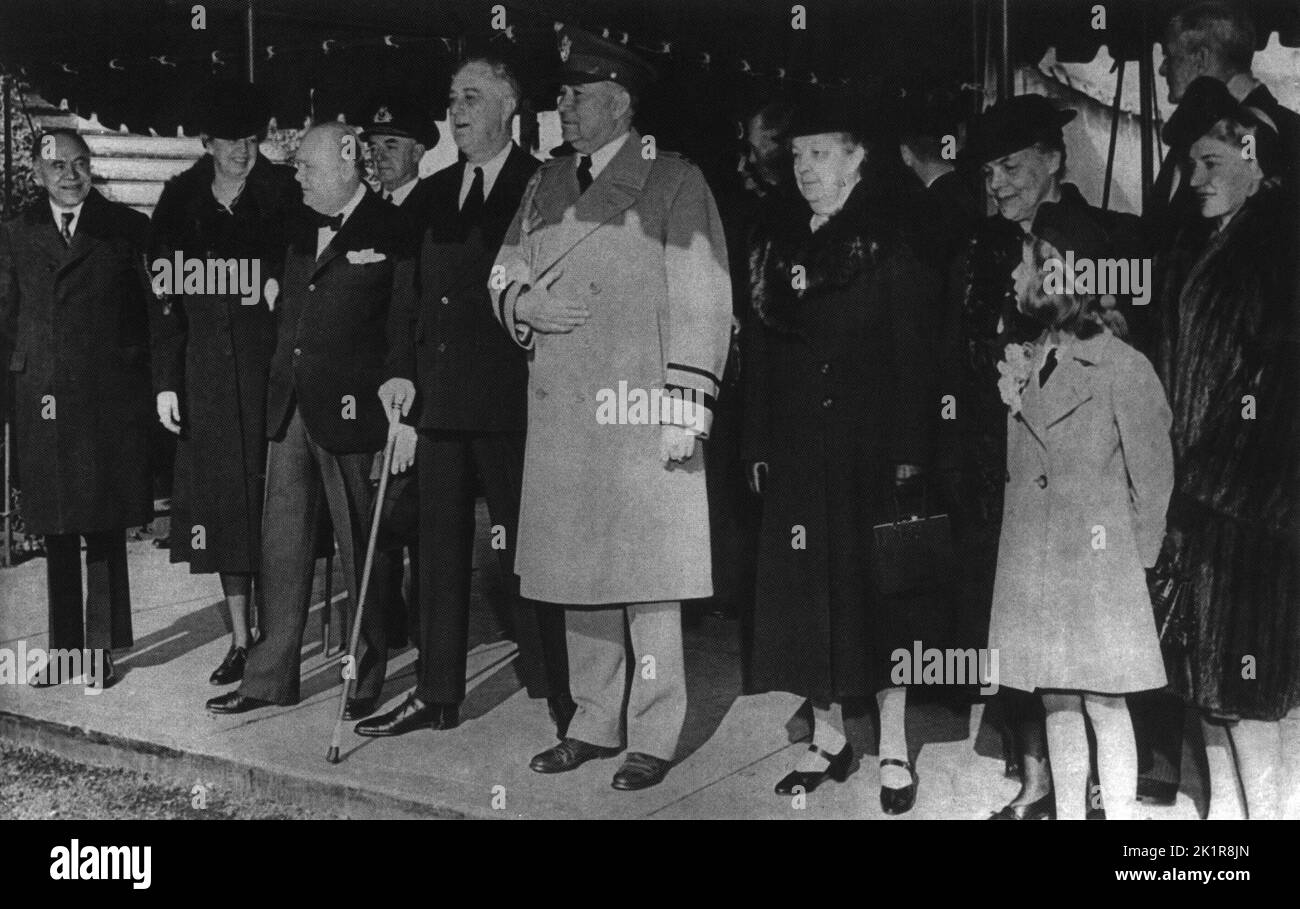 Winston Churchill avec le président Roosevelt et Mme Roosevelt à un service de Cgretmas à Washington. 1941 Banque D'Images