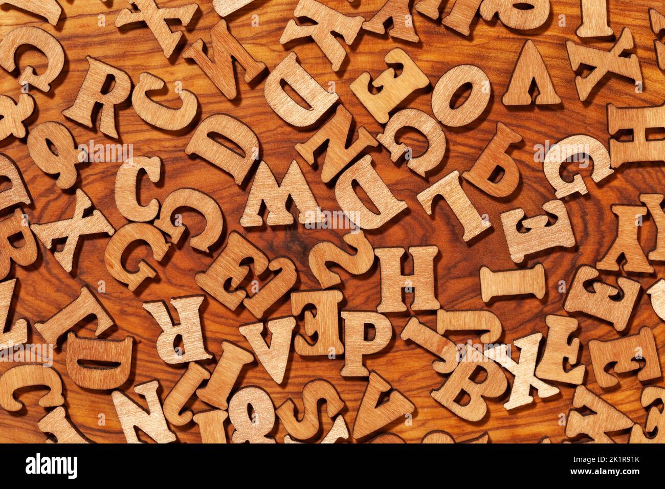 Des lettres en bois éparpillées peuvent être utilisées comme arrière-plan Banque D'Images