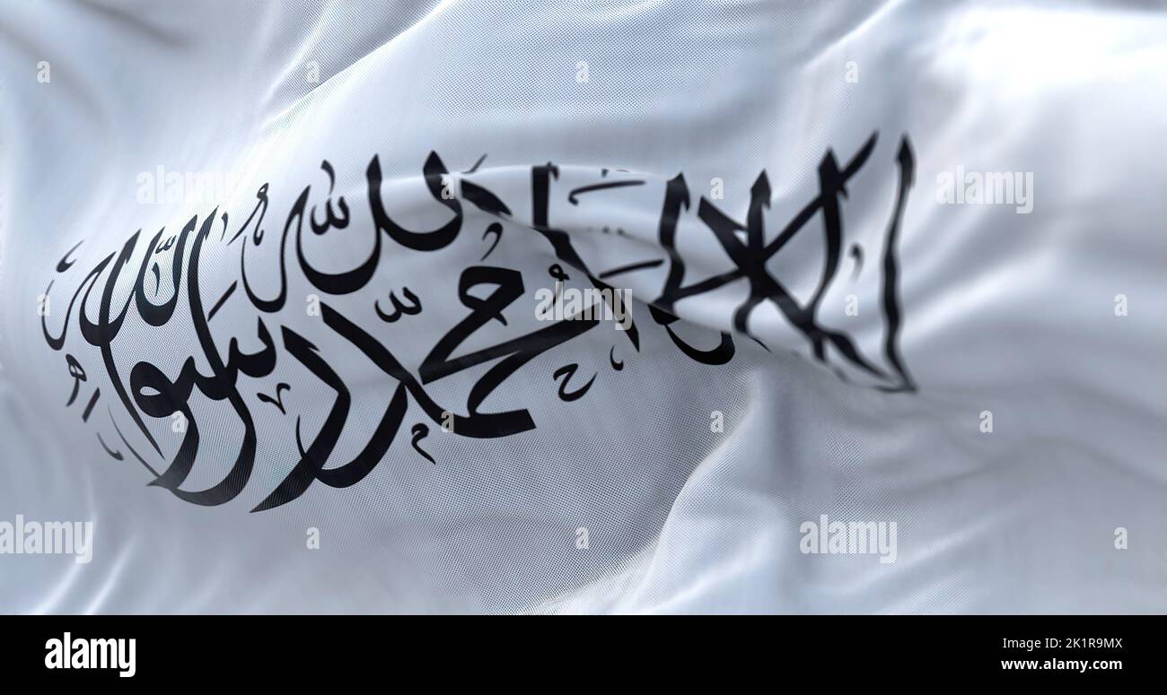 Le drapeau de l'émirat islamique d'Afghanistan qui agite dans le vent. C'est un émirat islamique non reconnu qui a été établi par les talibans en août 202 Banque D'Images