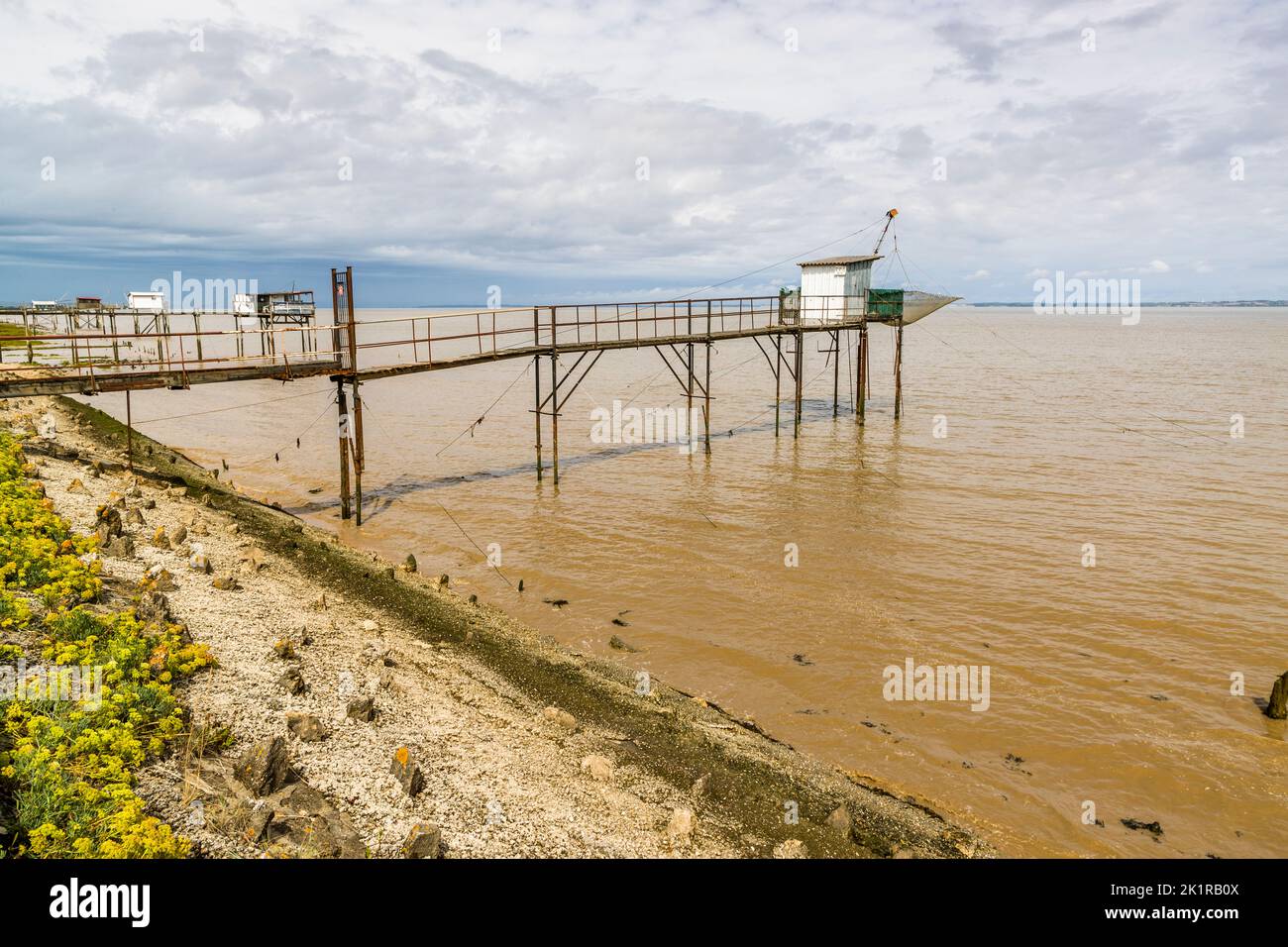 Le Carrelet sont appelés les cabanes de pêche sur pilotis à l'embouchure de la Gironde. Goulée, Lesparre-Médoc, France Banque D'Images