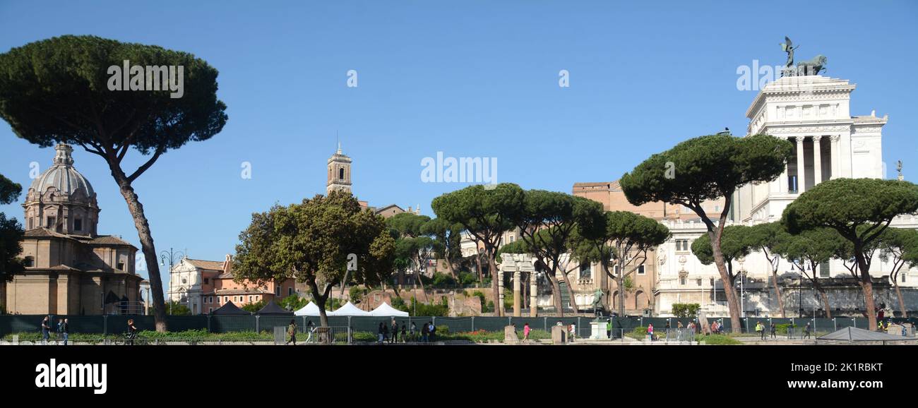 Panorama de Rome dans les Forums impériaux avec autel de la Fatherland, Piazza Venezia, colonne de Trajan. Banque D'Images