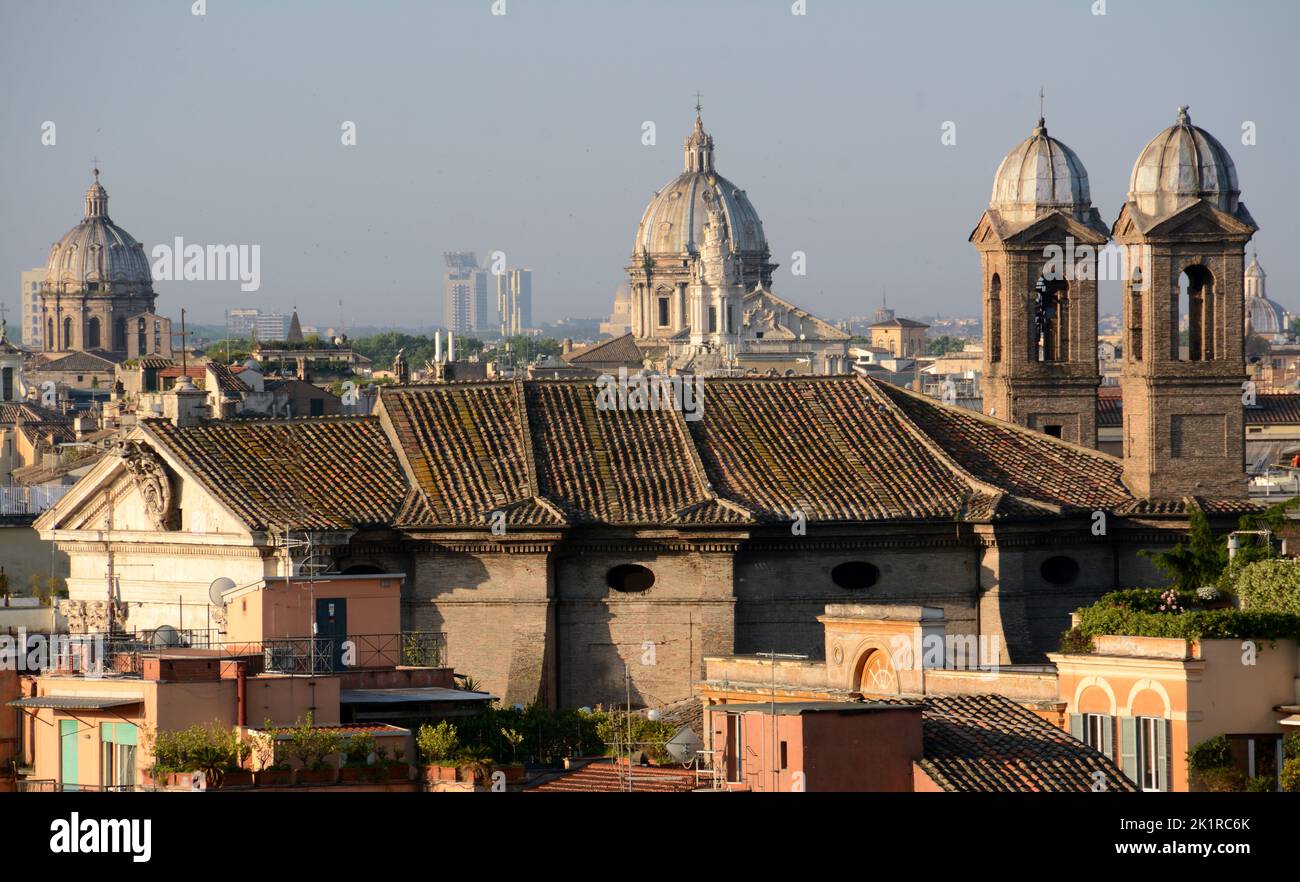 Panorama sur les dômes de Rome depuis Villa Borghese et Picio dans la lumière du matin Banque D'Images