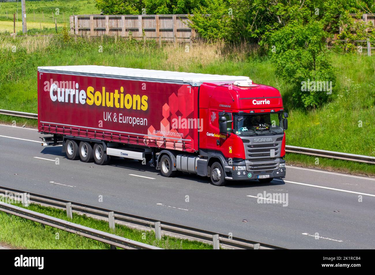 Currie Solutions, Royaume-Uni et Europe, camions de transport et de stockage Red Scania R 450 aux pays-Bas ; camions de livraison de transport, camion, véhicules lourds, transport, camion, Porte-bagages, véhicule, industrie européenne du transport commercial HGV, M6 à Manchester, Royaume-Uni Banque D'Images