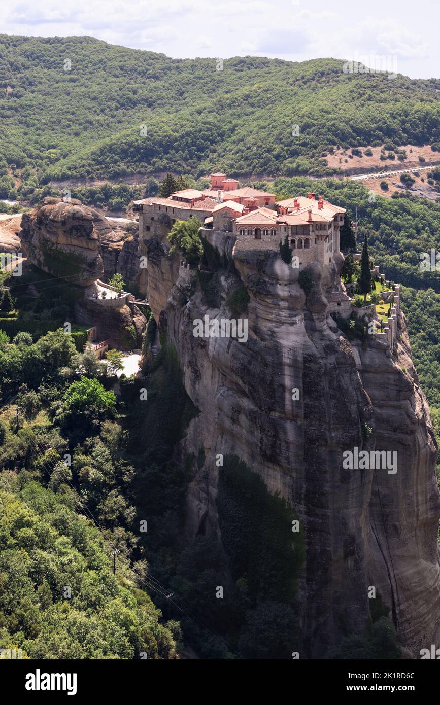 Le monastère de St Varlaam est un monastère orthodoxe de l'est, qui fait partie des complexes du monastère de Meteora. Il est situé au sommet d'un précipice rocheux à 373 mètres au-dessus Banque D'Images