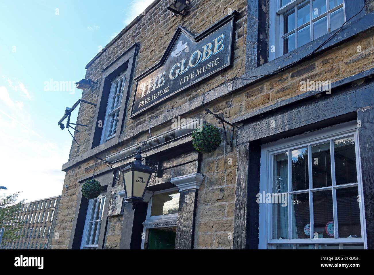 The Globe, maison libre Glossop, cuisine végétalienne, musique live, 144 High St West, Glossop, High Peak, Angleterre, Royaume-Uni, SK13 8HJ Banque D'Images