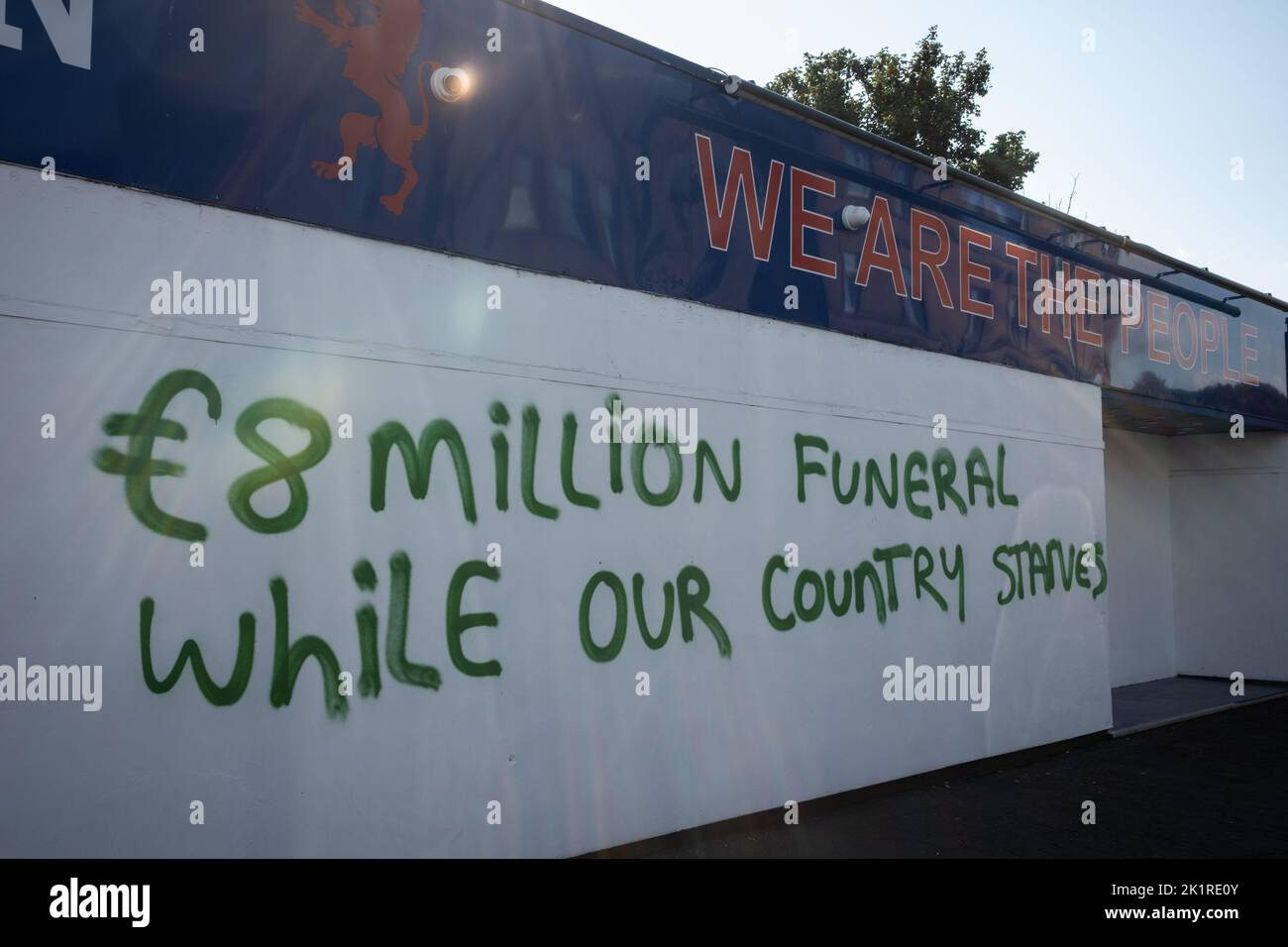 Glasgow, Écosse, 20 septembre 2022. Des graffitis anti-monarchie apparaissent sur le mur du célèbre club de supporters du Rangers FC, la Louden Tavern, dans le quartier Ibrox de la ville, le lendemain des funérailles de sa Majesté la reine Elizabeth II, décédée le 8th septembre, à Glasgow, en Écosse, le 20 septembre 2022. Crédit photo : Jeremy Sutton-Hibbert/Alay Live News. Banque D'Images