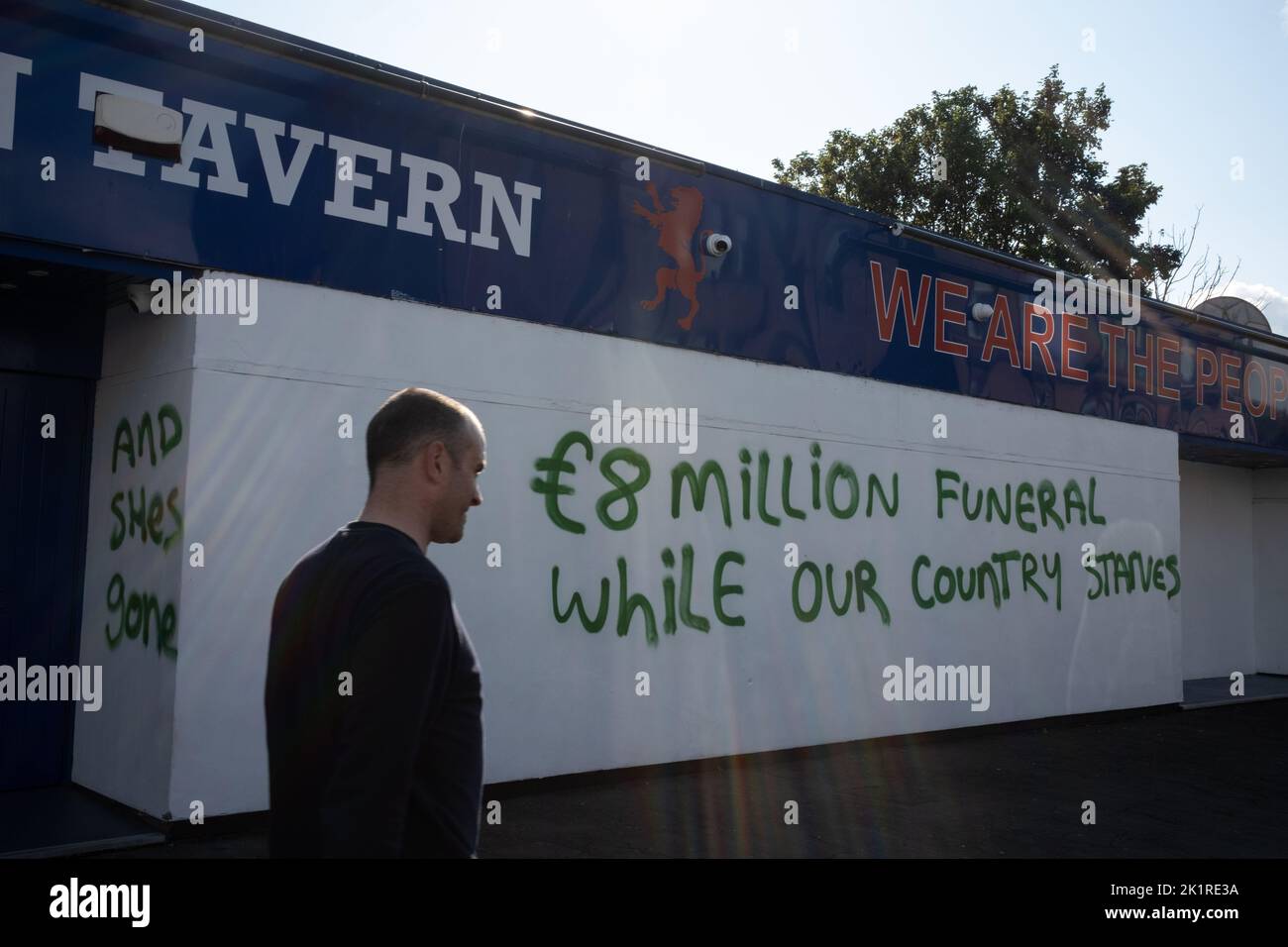 Glasgow, Écosse, 20 septembre 2022. Des graffitis anti-monarchie apparaissent sur le mur du célèbre club de supporters du Rangers FC, la Louden Tavern, dans le quartier Ibrox de la ville, le lendemain des funérailles de sa Majesté la reine Elizabeth II, décédée le 8th septembre, à Glasgow, en Écosse, le 20 septembre 2022. Crédit photo : Jeremy Sutton-Hibbert/Alay Live News. Banque D'Images