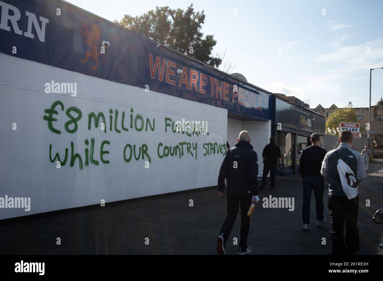 Glasgow, Écosse, 20 septembre 2022. Des graffitis anti-monarchie apparaissent sur le mur du célèbre club de supporters du Rangers FC, la Louden Tavern, dans le quartier Ibrox de la ville, le lendemain des funérailles de sa Majesté la reine Elizabeth II, décédée le 8th septembre, à Glasgow, en Écosse, le 20 septembre 2022. Crédit photo : Jeremy Sutton-Hibbert/Alay Live News. Banque D'Images