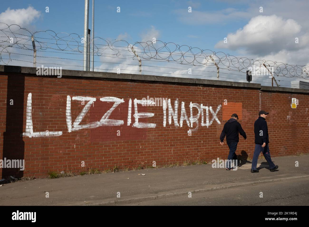 Glasgow, Écosse, 20 septembre 2022. Graffiti anti-monarchie portant la mention « Lizzie dans une boîte », apparu dans la nuit dans le quartier Ibrox de la ville, le lendemain des funérailles de sa Majesté la reine Elizabeth II, décédée le 8th septembre, à Glasgow, en Écosse, le 20 septembre 2022. Crédit photo : Jeremy Sutton-Hibbert/Alay Live News. Banque D'Images