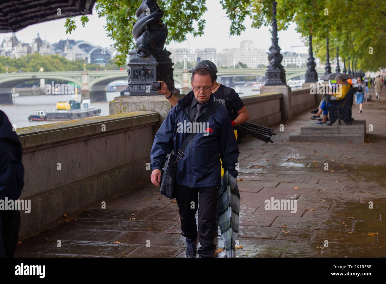Une belle photo de personnes pendant les préparatifs funéraires de la reine Elizabeth II Banque D'Images
