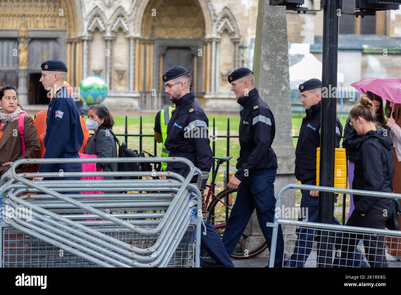 Les policiers marchent avec la foule de civils pendant les préparatifs funéraires de la reine Elizabeth Banque D'Images