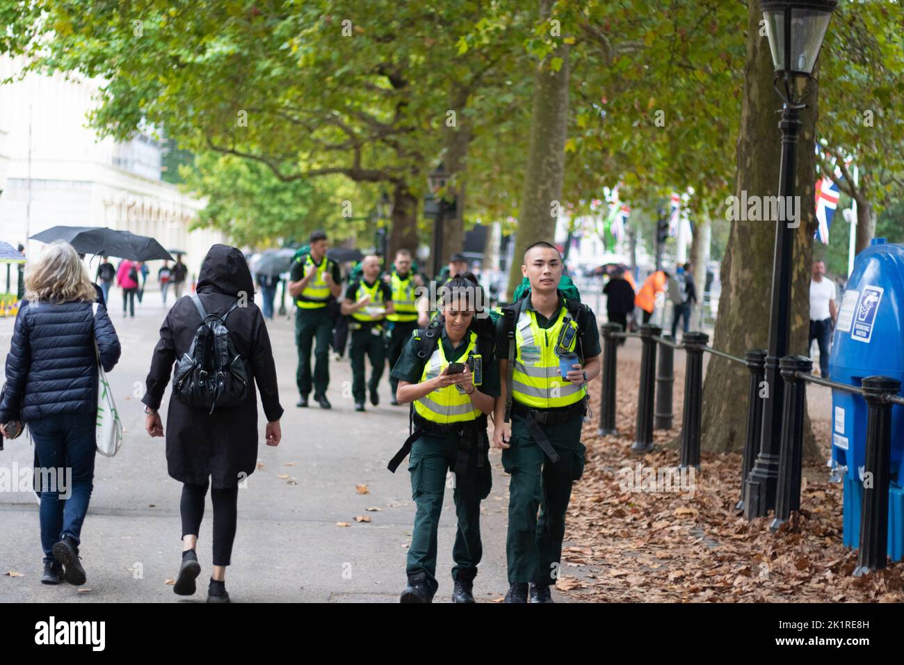 Les policiers marchent avec la foule de civils pendant les préparatifs funéraires de la reine Elizabeth Banque D'Images