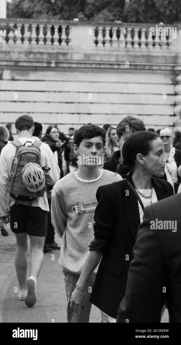 Une photo en niveaux de gris de personnes pendant les préparatifs funéraires de la reine Elizabeth II Banque D'Images