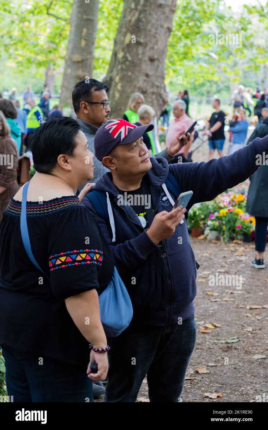 Une belle photo de personnes pendant les préparatifs funéraires de la reine Elizabeth II Banque D'Images