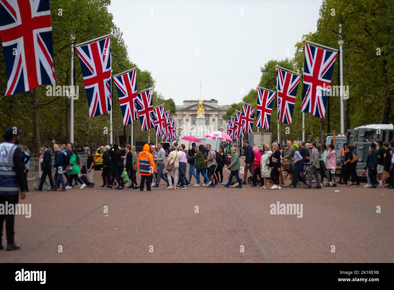 Une foule de personnes marchant dans la rue pendant les préparatifs funéraires de la reine Elizabeth II Banque D'Images
