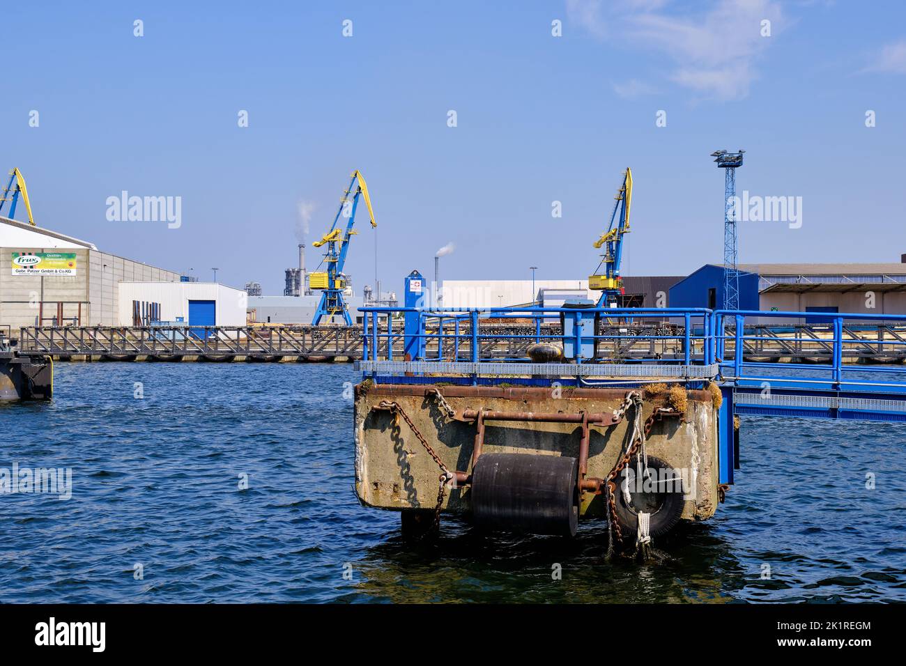 Structures maritimes et de quai dans le port de la ville hanséatique de Wismar, Mecklembourg-Poméranie occidentale, Allemagne, Europe. Banque D'Images
