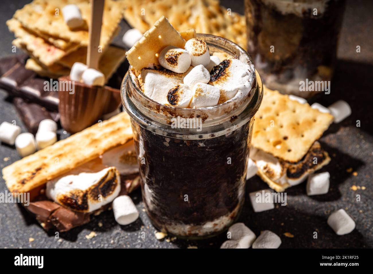 Chocolat noir smores mug gâteau dessert, recette simple rapide de cuisson au micro-ondes, gâteau de lave, brownie avec guimauves et biscuits graham dans un verre Banque D'Images