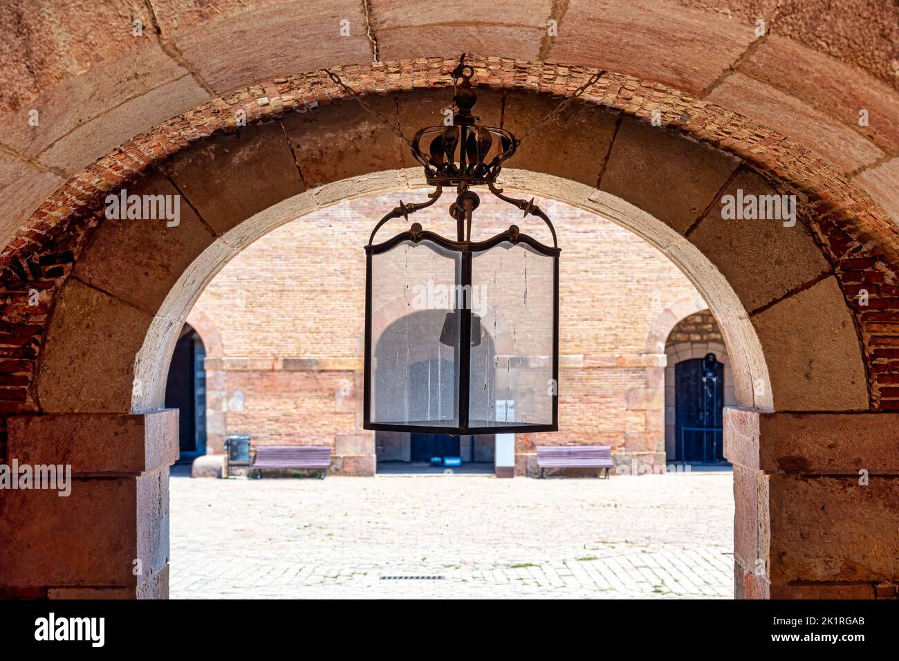 Château de Montjuic. Architecture arc et lampe à l'intérieur de l'ancien fort militaire. Banque D'Images