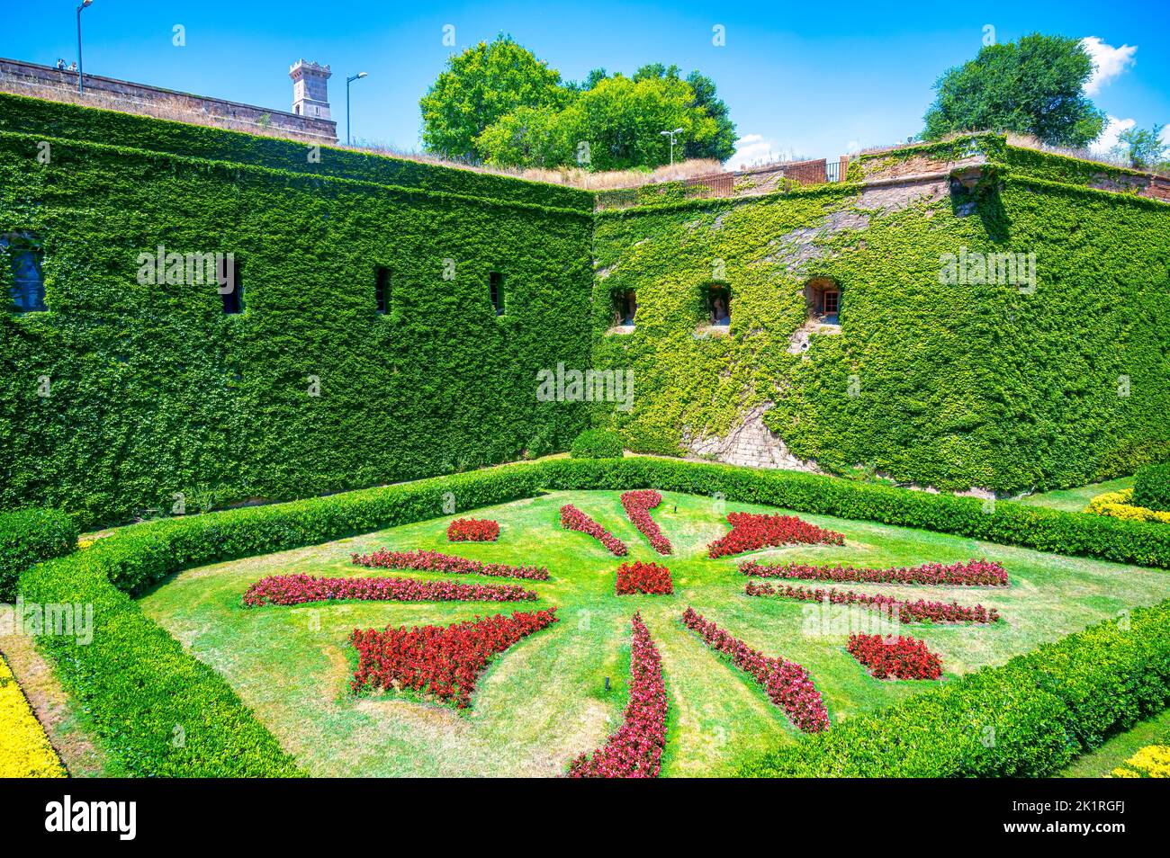 Jardins sculptés à l'extérieur du château de Montjuic, Barcelone, Espagne Banque D'Images