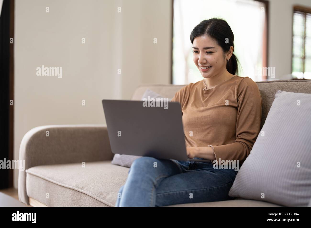 Jeune femme asiatique qui a une conversation en discutant avec un ordinateur portable à la maison. Travail à domicile, visioconférence, appel vidéo de réunion en ligne, virtuel Banque D'Images
