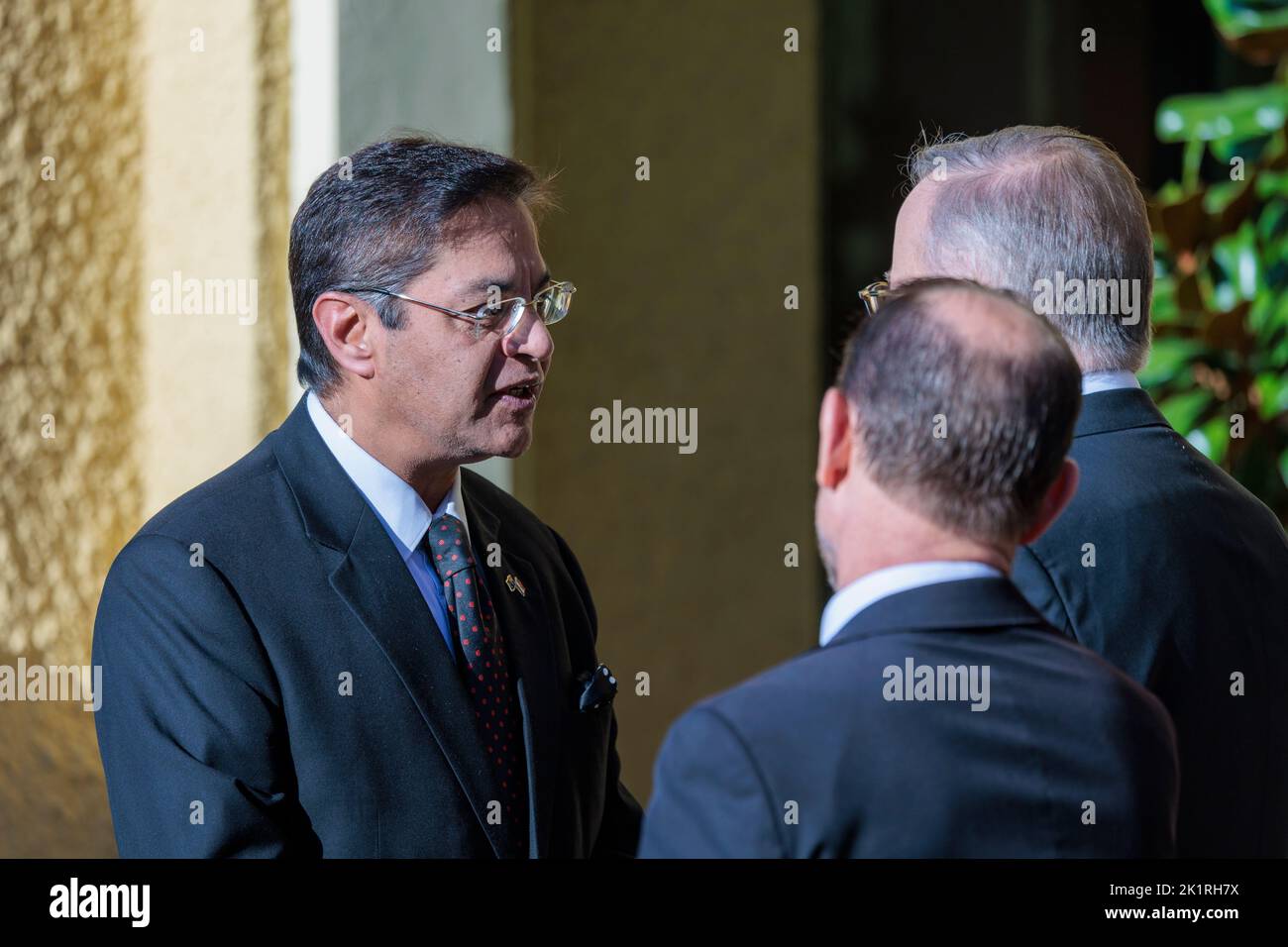 Manpreet Vohra le Haut Commissaire pour l'Inde a salué le Premier Ministre Anthony Albanese lors de la réunion des chefs de mission du Commonwealth Banque D'Images