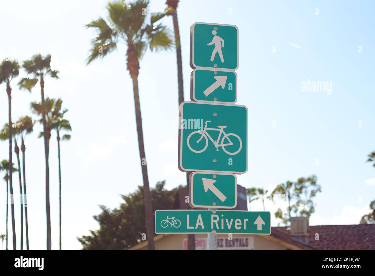 Un poste avec une piste piétonne et cyclable et d'autres panneaux informatifs en Californie Banque D'Images