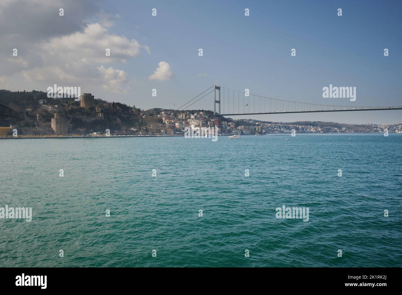 Vue sur le paysage turc d'Istanbul depuis la mer par beau temps ensoleillé Banque D'Images