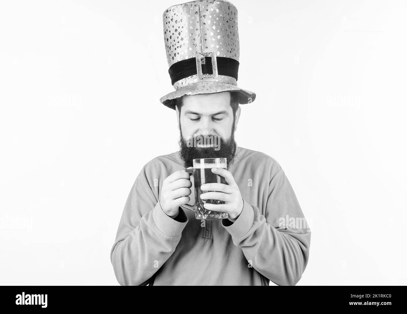 Tasse à bière verte.Boire de la bière fait partie de la fête.Offre spéciale bar.Consommation d'alcool partie intégrale saint patricks jour.Tradition irlandaise.Homme Banque D'Images