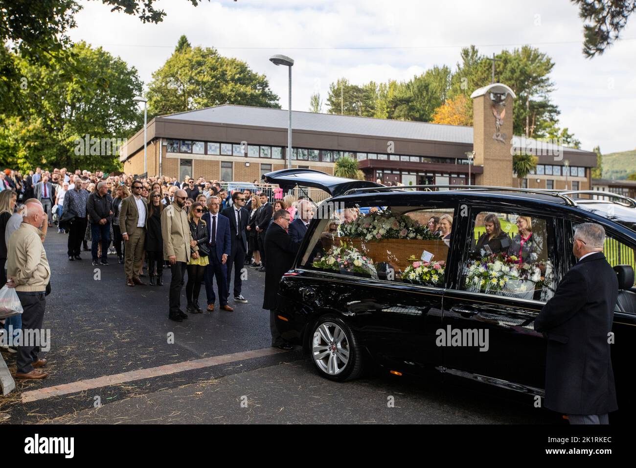 Le cercueil de Hollie Thomson est placé dans le corbillard après sa messe funéraire à l'église Saint-Michel, à Belfast ouest. Date de la photo: Mardi 20 septembre 2022. Banque D'Images