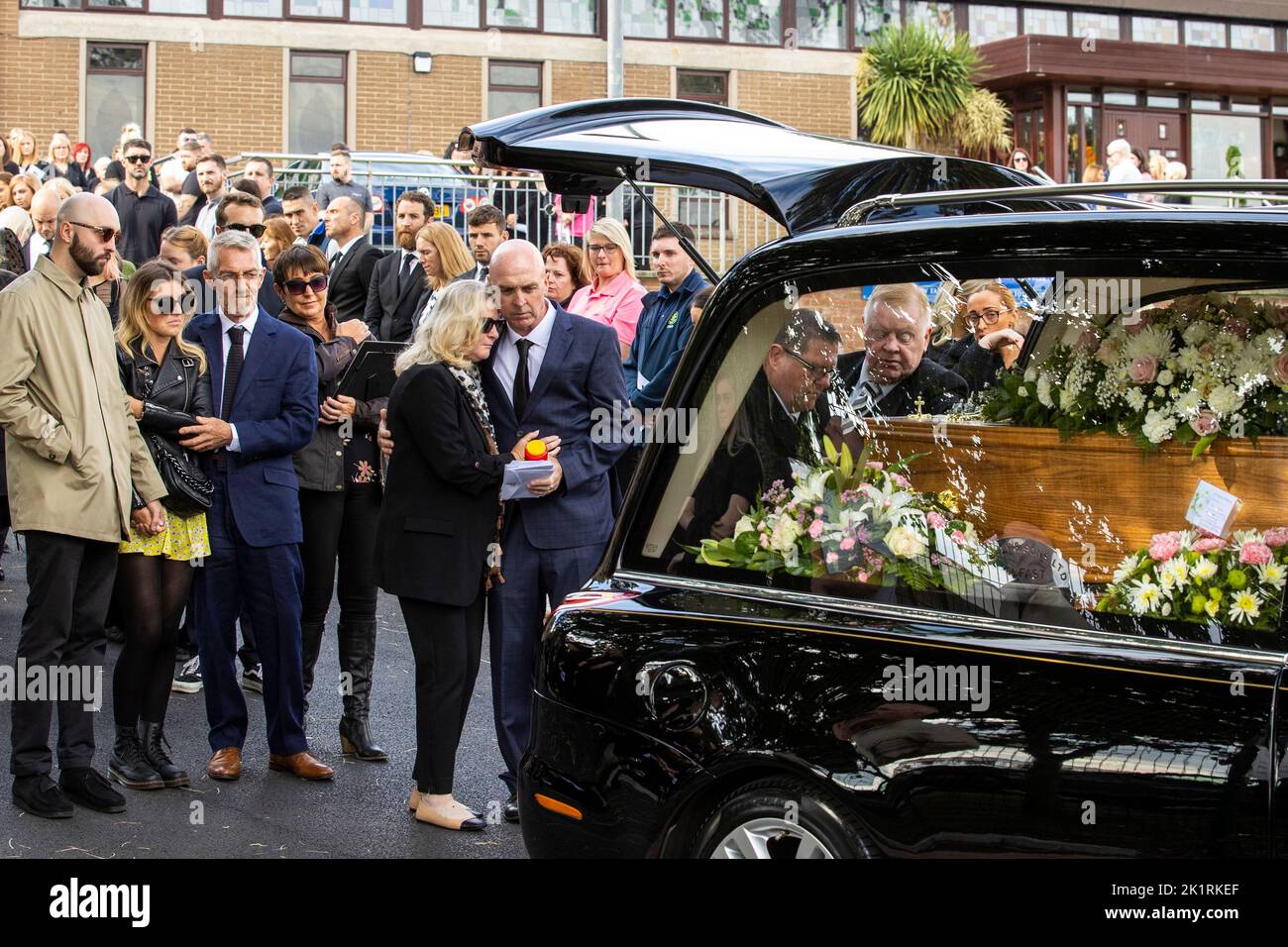 La famille de Hollie Thomson regarde alors que son cercueil est placé à l'arrière d'une corbillard à l'église St Michael's, à Belfast ouest, après sa messe funéraire. Date de la photo: Mardi 20 septembre 2022. Banque D'Images