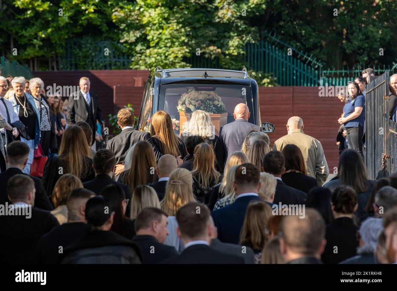 Les mouneurs marchent derrière le cercueil de Hollie Thomson alors qu'il arrive à l'église St Michael's dans l'ouest de Belfast. Date de la photo: Mardi 20 septembre 2022. Banque D'Images