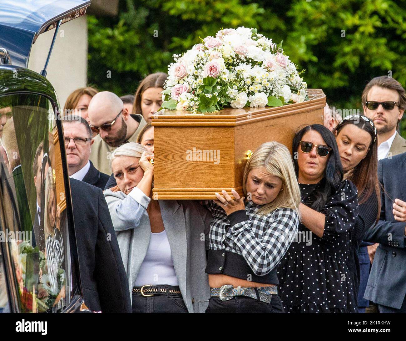 Le cercueil de Hollie Thomson est transporté de l'église St Michael's Church, à l'ouest de Belfast, après sa messe funéraire. Date de la photo: Mardi 20 septembre 2022. Banque D'Images
