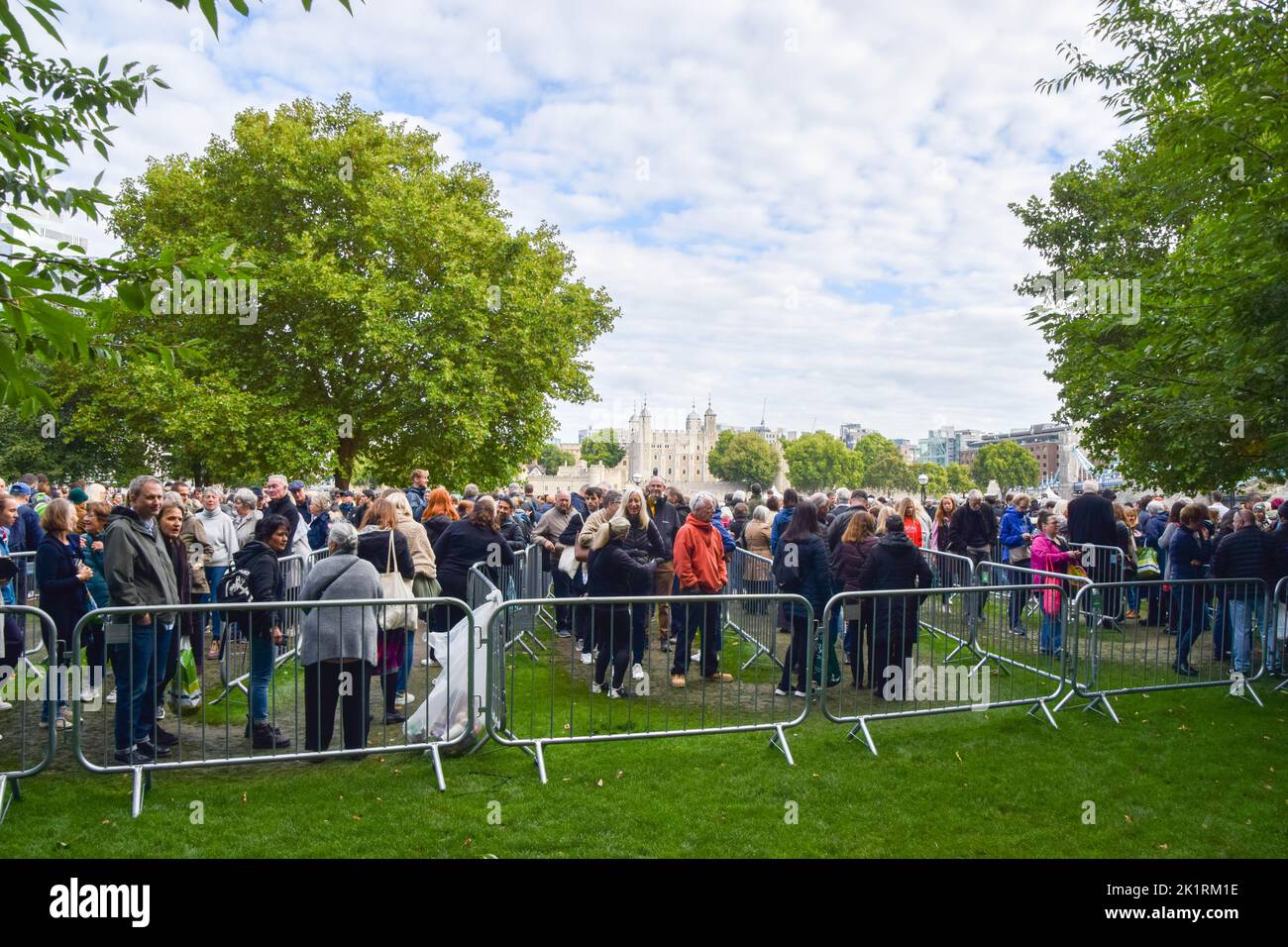 Londres, Royaume-Uni. 16th septembre 2022. De grandes foules attendent à côté de Tower Bridge. La file d'attente pour la reine Elizabeth II dans l'état s'étend sur plusieurs kilomètres, tandis que les amateurs attendent des heures pour voir le cercueil de la reine. Le cercueil a été placé à Westminster Hall dans le Palais de Westminster où elle restera jusqu'à ses funérailles le 19th septembre. Banque D'Images