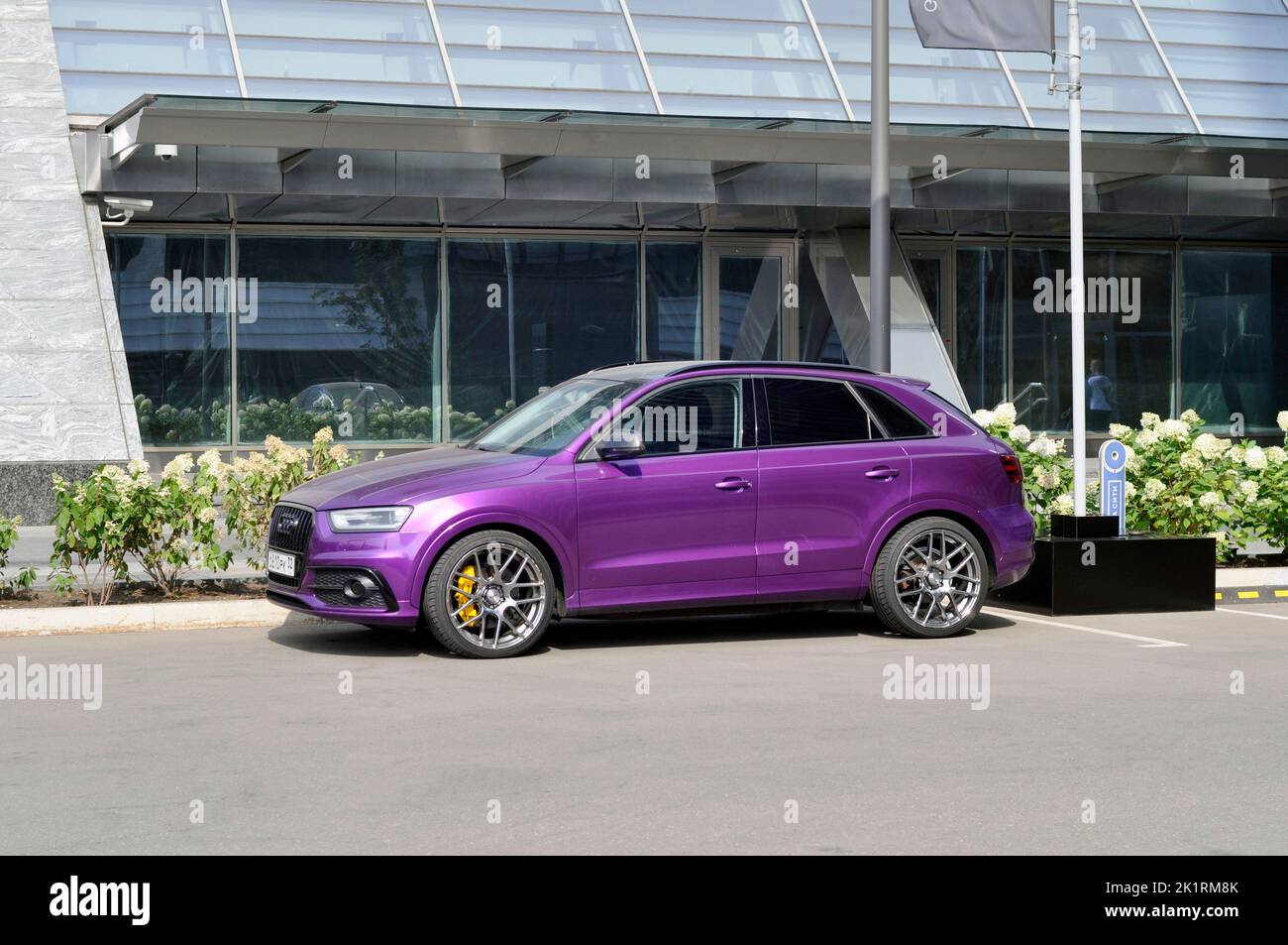 L'Audi Q5, lilas, se trouve dans un parking près d'un centre d'affaires moderne Banque D'Images