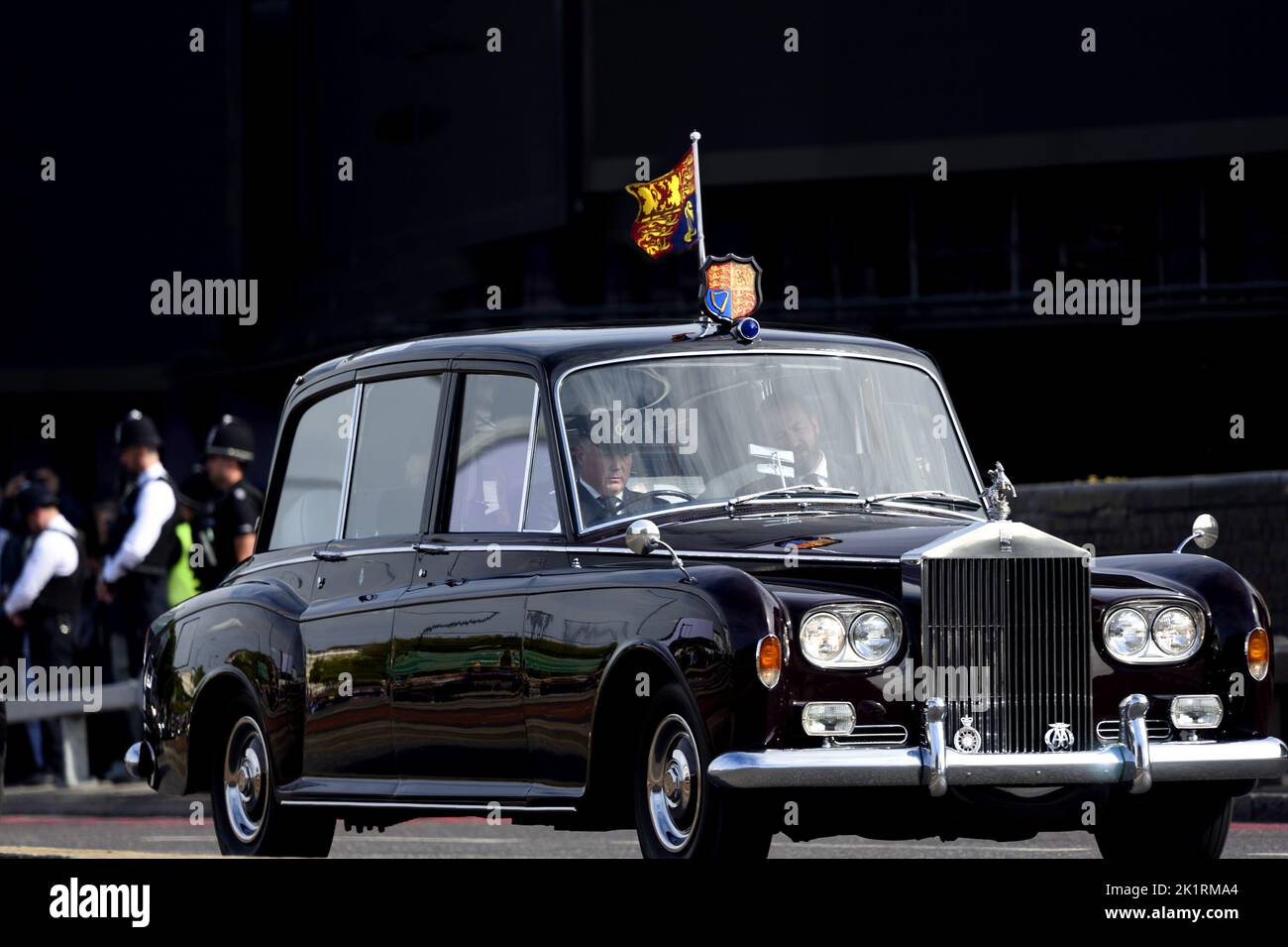 Londres, Royaume-Uni. Le jour du funérailles d'État de la reine Elizabeth II La voiture transportant le roi Charles III et Camilla passe le long de West Cromwell Road,... Banque D'Images