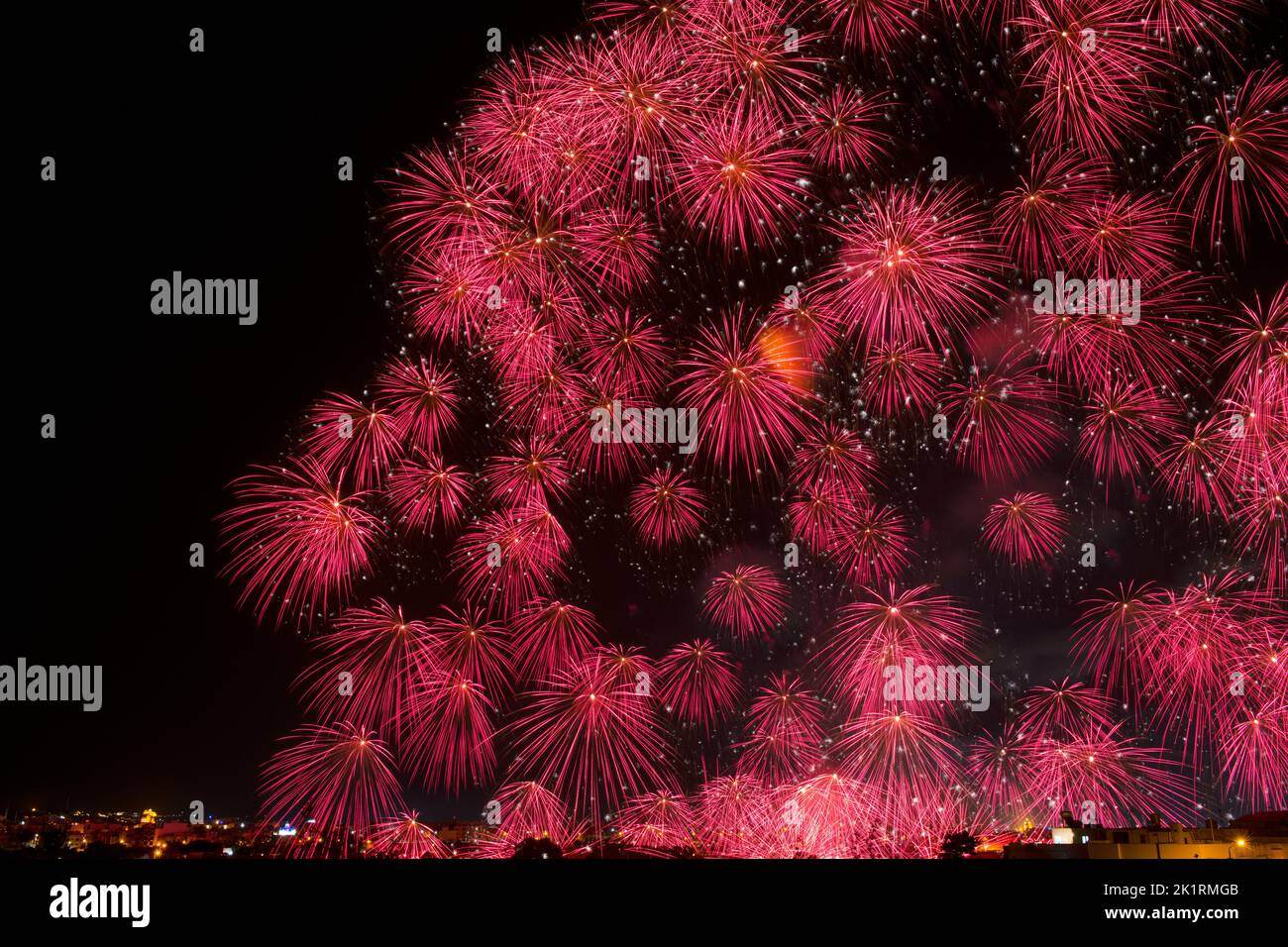 Rouge orangé doré incroyable feu d'artifice explosion fond dans la nuit en gros plan, scénario de feu d'artifice, feu d'artifice explose, festival de feu d'artifice de Malte, Indepe Banque D'Images