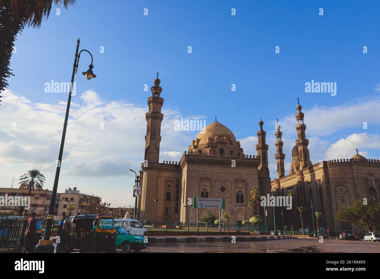 Le Caire, Egypte - 16 novembre 2020: Vue panoramique sur la mosquée-Madrasa du Sultan Hassan sous ciel bleu au coeur de la capitale égyptienne le Caire Banque D'Images