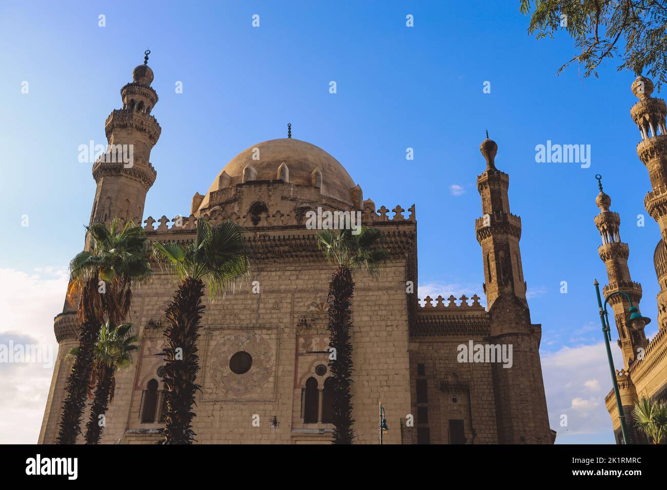 Le Caire, Egypte - 16 novembre 2020: Vue panoramique sur la mosquée-Madrasa du Sultan Hassan sous ciel bleu au coeur de la capitale égyptienne le Caire Banque D'Images