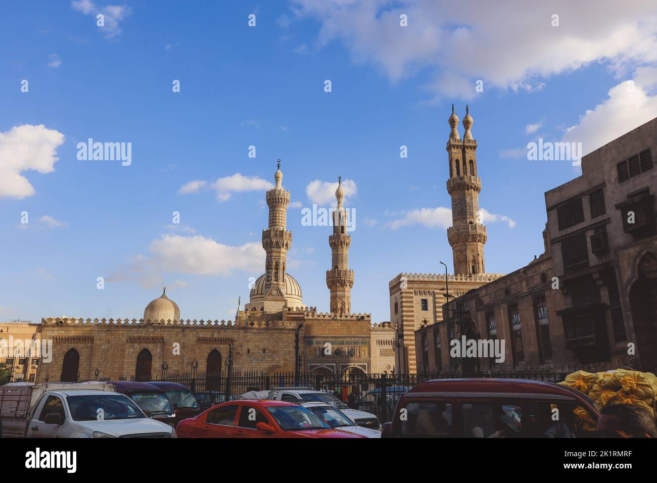 Le Caire, Egypte - 16 novembre 2020: Vue panoramique sur la mosquée-Madrasa du Sultan Hassan sous ciel bleu au coeur de la capitale égyptienne le Caire Banque D'Images