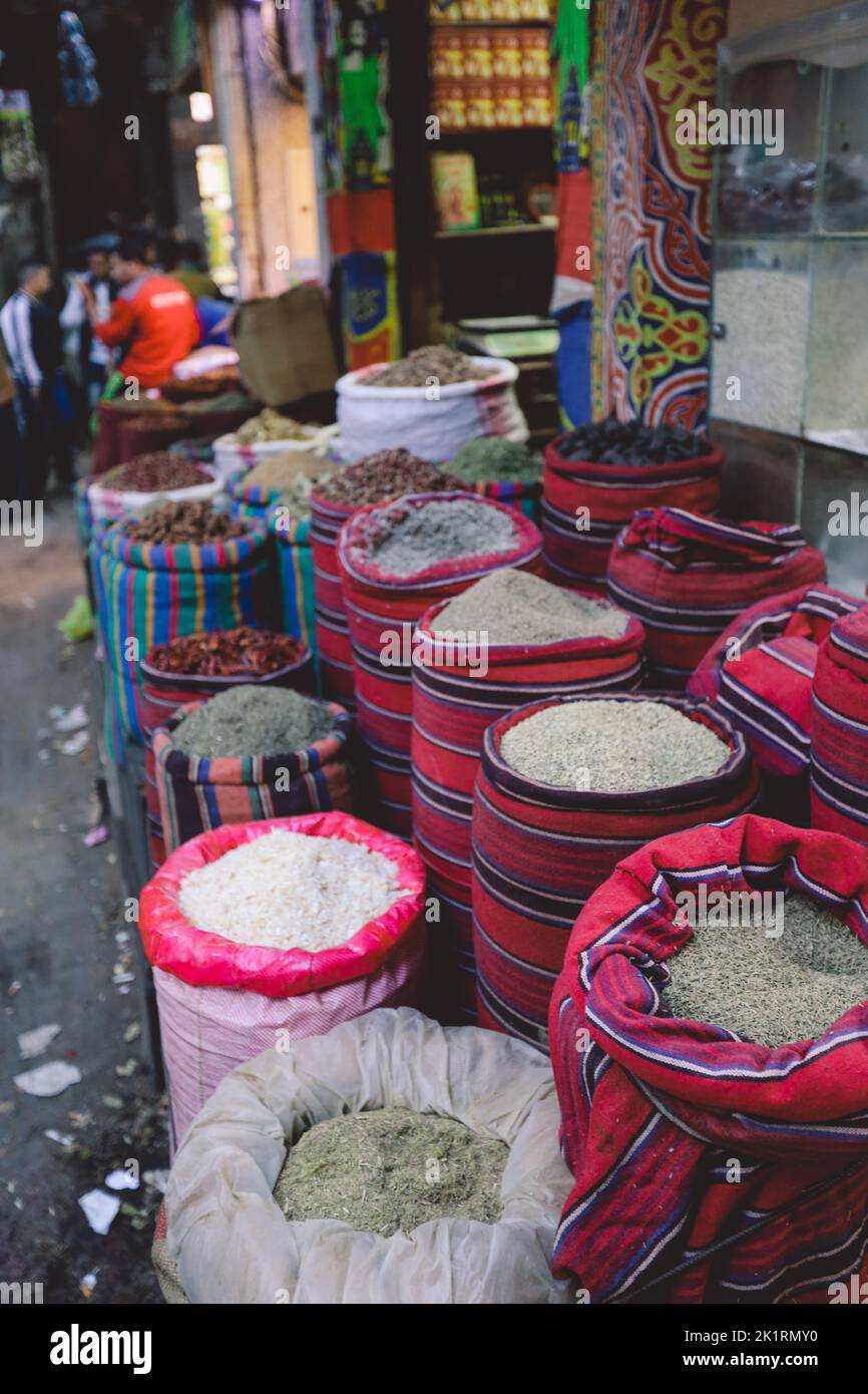 Diverses épices colorées et graines de grain sur le fameux souk Khan el-Khalili et souq (ou souk) dans le centre historique du Caire, en Égypte Banque D'Images